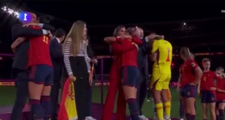 Latest News See Video of the kiss to the soccer player Viral